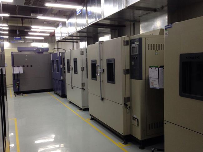 Automatyczna komora testowania klimatycznego / termiczna komora testowa światła ultrafioletowego do testowania trwałości CE